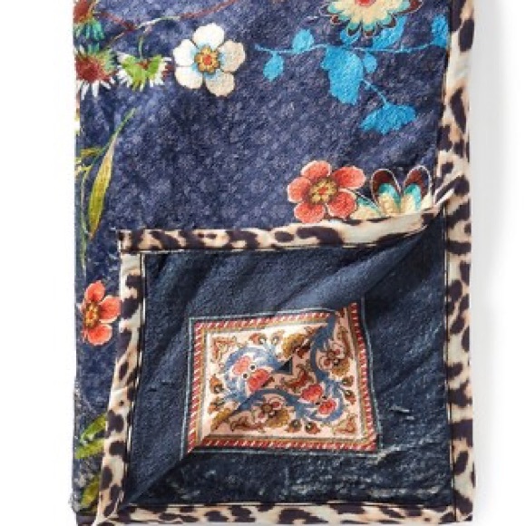 JOHNNY WAS Advestia Travel Reversible Cozy Blanket - Picture 3 of 3
